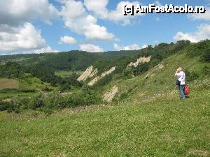 [P29] Aici am savurat o cafea calda inainte de drumul de intoarcere, avand o perspectiva asupra unei mari parti a rezervatiei. In partea opusa rezervatiei se vede soseaua care leaga Praidul de Corund, deci pe jos, peste deal, se poate intra si iesi din rezervatie 'clandestin'.  » foto by PPP974273
 - 
<span class="allrVoted glyphicon glyphicon-heart hidden" id="av446204"></span>
<a class="m-l-10 hidden" id="sv446204" onclick="voting_Foto_DelVot(,446204,19028)" role="button">șterge vot <span class="glyphicon glyphicon-remove"></span></a>
<a id="v9446204" class=" c-red"  onclick="voting_Foto_SetVot(446204)" role="button"><span class="glyphicon glyphicon-heart-empty"></span> <b>LIKE</b> = Votează poza</a> <img class="hidden"  id="f446204W9" src="/imagini/loader.gif" border="0" /><span class="AjErrMes hidden" id="e446204ErM"></span>
