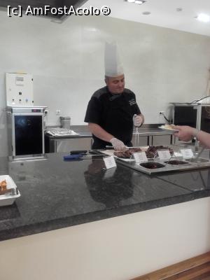 [P05] Chef-ul, la cina » foto by Storia
 - 
<span class="allrVoted glyphicon glyphicon-heart hidden" id="av994258"></span>
<a class="m-l-10 hidden" id="sv994258" onclick="voting_Foto_DelVot(,994258,19031)" role="button">șterge vot <span class="glyphicon glyphicon-remove"></span></a>
<a id="v9994258" class=" c-red"  onclick="voting_Foto_SetVot(994258)" role="button"><span class="glyphicon glyphicon-heart-empty"></span> <b>LIKE</b> = Votează poza</a> <img class="hidden"  id="f994258W9" src="/imagini/loader.gif" border="0" /><span class="AjErrMes hidden" id="e994258ErM"></span>