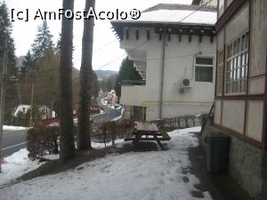 [P03] In fata vilei, e-o masa cu bancute, unde vara, poti sa-ti servesti cafeaua de dimineata in aer liber » foto by dorgo
 - 
<span class="allrVoted glyphicon glyphicon-heart hidden" id="av1139515"></span>
<a class="m-l-10 hidden" id="sv1139515" onclick="voting_Foto_DelVot(,1139515,19080)" role="button">șterge vot <span class="glyphicon glyphicon-remove"></span></a>
<a id="v91139515" class=" c-red"  onclick="voting_Foto_SetVot(1139515)" role="button"><span class="glyphicon glyphicon-heart-empty"></span> <b>LIKE</b> = Votează poza</a> <img class="hidden"  id="f1139515W9" src="/imagini/loader.gif" border="0" /><span class="AjErrMes hidden" id="e1139515ErM"></span>