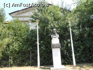 [P10] Roman - Bustul lui Sergiu Celibidache în fața Casei vornicului Done. » foto by iulianic
 - 
<span class="allrVoted glyphicon glyphicon-heart hidden" id="av1187133"></span>
<a class="m-l-10 hidden" id="sv1187133" onclick="voting_Foto_DelVot(,1187133,19098)" role="button">șterge vot <span class="glyphicon glyphicon-remove"></span></a>
<a id="v91187133" class=" c-red"  onclick="voting_Foto_SetVot(1187133)" role="button"><span class="glyphicon glyphicon-heart-empty"></span> <b>LIKE</b> = Votează poza</a> <img class="hidden"  id="f1187133W9" src="/imagini/loader.gif" border="0" /><span class="AjErrMes hidden" id="e1187133ErM"></span>