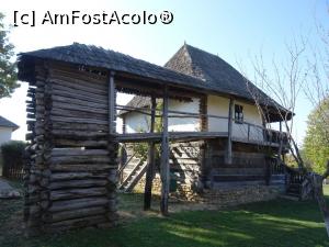[P19] Casa cu umblătoare - Muzeul arhitecturii populare din Gorj – Curtișoara.  » foto by tata123 🔱
 - 
<span class="allrVoted glyphicon glyphicon-heart hidden" id="av1132071"></span>
<a class="m-l-10 hidden" id="sv1132071" onclick="voting_Foto_DelVot(,1132071,19120)" role="button">șterge vot <span class="glyphicon glyphicon-remove"></span></a>
<a id="v91132071" class=" c-red"  onclick="voting_Foto_SetVot(1132071)" role="button"><span class="glyphicon glyphicon-heart-empty"></span> <b>LIKE</b> = Votează poza</a> <img class="hidden"  id="f1132071W9" src="/imagini/loader.gif" border="0" /><span class="AjErrMes hidden" id="e1132071ErM"></span>