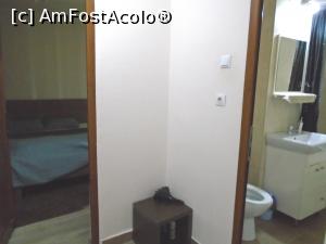 [P13] Central Apartment Oradea: holișorul care dă în dormitor și baie.  » foto by Carmen Ion
 - 
<span class="allrVoted glyphicon glyphicon-heart hidden" id="av1117404"></span>
<a class="m-l-10 hidden" id="sv1117404" onclick="voting_Foto_DelVot(,1117404,19143)" role="button">șterge vot <span class="glyphicon glyphicon-remove"></span></a>
<a id="v91117404" class=" c-red"  onclick="voting_Foto_SetVot(1117404)" role="button"><span class="glyphicon glyphicon-heart-empty"></span> <b>LIKE</b> = Votează poza</a> <img class="hidden"  id="f1117404W9" src="/imagini/loader.gif" border="0" /><span class="AjErrMes hidden" id="e1117404ErM"></span>