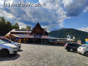 [P12] Port Bicaz; o parte din parcare și intrarea pe terasa Pescăruș » foto by crismis
 - 
<span class="allrVoted glyphicon glyphicon-heart hidden" id="av1416662"></span>
<a class="m-l-10 hidden" id="sv1416662" onclick="voting_Foto_DelVot(,1416662,19156)" role="button">șterge vot <span class="glyphicon glyphicon-remove"></span></a>
<a id="v91416662" class=" c-red"  onclick="voting_Foto_SetVot(1416662)" role="button"><span class="glyphicon glyphicon-heart-empty"></span> <b>LIKE</b> = Votează poza</a> <img class="hidden"  id="f1416662W9" src="/imagini/loader.gif" border="0" /><span class="AjErrMes hidden" id="e1416662ErM"></span>