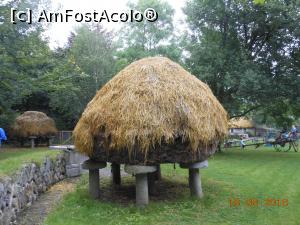 [P44] Bunratty - Folk Park.  » foto by iulianic
 - 
<span class="allrVoted glyphicon glyphicon-heart hidden" id="av802984"></span>
<a class="m-l-10 hidden" id="sv802984" onclick="voting_Foto_DelVot(,802984,19173)" role="button">șterge vot <span class="glyphicon glyphicon-remove"></span></a>
<a id="v9802984" class=" c-red"  onclick="voting_Foto_SetVot(802984)" role="button"><span class="glyphicon glyphicon-heart-empty"></span> <b>LIKE</b> = Votează poza</a> <img class="hidden"  id="f802984W9" src="/imagini/loader.gif" border="0" /><span class="AjErrMes hidden" id="e802984ErM"></span>