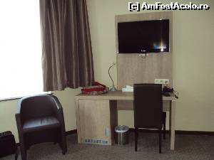 [P20] Biroul cu scaun şi mini-bar, fotoliu şi televizorul.  » foto by Carmen Ion
 - 
<span class="allrVoted glyphicon glyphicon-heart hidden" id="av661128"></span>
<a class="m-l-10 hidden" id="sv661128" onclick="voting_Foto_DelVot(,661128,19220)" role="button">șterge vot <span class="glyphicon glyphicon-remove"></span></a>
<a id="v9661128" class=" c-red"  onclick="voting_Foto_SetVot(661128)" role="button"><span class="glyphicon glyphicon-heart-empty"></span> <b>LIKE</b> = Votează poza</a> <img class="hidden"  id="f661128W9" src="/imagini/loader.gif" border="0" /><span class="AjErrMes hidden" id="e661128ErM"></span>