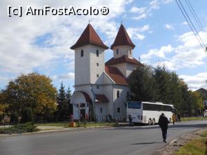 [P26] Șinca Veche - Biserica din sat și autocarul nostru. » foto by iulianic
 - 
<span class="allrVoted glyphicon glyphicon-heart hidden" id="av1333728"></span>
<a class="m-l-10 hidden" id="sv1333728" onclick="voting_Foto_DelVot(,1333728,19238)" role="button">șterge vot <span class="glyphicon glyphicon-remove"></span></a>
<a id="v91333728" class=" c-red"  onclick="voting_Foto_SetVot(1333728)" role="button"><span class="glyphicon glyphicon-heart-empty"></span> <b>LIKE</b> = Votează poza</a> <img class="hidden"  id="f1333728W9" src="/imagini/loader.gif" border="0" /><span class="AjErrMes hidden" id="e1333728ErM"></span>