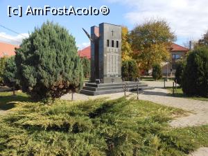 [P27] Șinca Veche - Monumentul Eroilor. » foto by iulianic
 - 
<span class="allrVoted glyphicon glyphicon-heart hidden" id="av1333729"></span>
<a class="m-l-10 hidden" id="sv1333729" onclick="voting_Foto_DelVot(,1333729,19238)" role="button">șterge vot <span class="glyphicon glyphicon-remove"></span></a>
<a id="v91333729" class=" c-red"  onclick="voting_Foto_SetVot(1333729)" role="button"><span class="glyphicon glyphicon-heart-empty"></span> <b>LIKE</b> = Votează poza</a> <img class="hidden"  id="f1333729W9" src="/imagini/loader.gif" border="0" /><span class="AjErrMes hidden" id="e1333729ErM"></span>