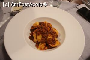 [P19] Ravenna, Radici, Cucina e Cantina, Cappelletti, micile pălării umplute cu brânză ricotta și brânza stracchino și împodobite de cunoscutul sos ragu, excelente... » foto by mprofeanu
 - 
<span class="allrVoted glyphicon glyphicon-heart hidden" id="av1344458"></span>
<a class="m-l-10 hidden" id="sv1344458" onclick="voting_Foto_DelVot(,1344458,19245)" role="button">șterge vot <span class="glyphicon glyphicon-remove"></span></a>
<a id="v91344458" class=" c-red"  onclick="voting_Foto_SetVot(1344458)" role="button"><span class="glyphicon glyphicon-heart-empty"></span> <b>LIKE</b> = Votează poza</a> <img class="hidden"  id="f1344458W9" src="/imagini/loader.gif" border="0" /><span class="AjErrMes hidden" id="e1344458ErM"></span>