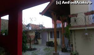 [P02] Pensiunea Casa Burgheză - curtea pensiunii » foto by sunflower
 - 
<span class="allrVoted glyphicon glyphicon-heart hidden" id="av663882"></span>
<a class="m-l-10 hidden" id="sv663882" onclick="voting_Foto_DelVot(,663882,19261)" role="button">șterge vot <span class="glyphicon glyphicon-remove"></span></a>
<a id="v9663882" class=" c-red"  onclick="voting_Foto_SetVot(663882)" role="button"><span class="glyphicon glyphicon-heart-empty"></span> <b>LIKE</b> = Votează poza</a> <img class="hidden"  id="f663882W9" src="/imagini/loader.gif" border="0" /><span class="AjErrMes hidden" id="e663882ErM"></span>