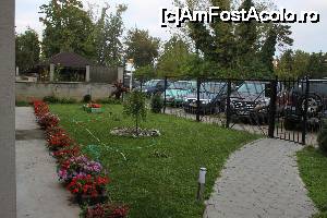 [P03] Gradina ingrijita si parcarea din pacate in strada si insuficienta. Noi am gasit loc mai jos pe strada, de fiecare data, dar in plin sezon probabil ca e o problema.  » foto by Bia710
 - 
<span class="allrVoted glyphicon glyphicon-heart hidden" id="av664198"></span>
<a class="m-l-10 hidden" id="sv664198" onclick="voting_Foto_DelVot(,664198,19268)" role="button">șterge vot <span class="glyphicon glyphicon-remove"></span></a>
<a id="v9664198" class=" c-red"  onclick="voting_Foto_SetVot(664198)" role="button"><span class="glyphicon glyphicon-heart-empty"></span> <b>LIKE</b> = Votează poza</a> <img class="hidden"  id="f664198W9" src="/imagini/loader.gif" border="0" /><span class="AjErrMes hidden" id="e664198ErM"></span>