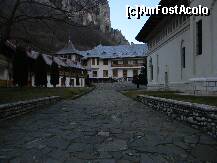 [P07] Mănăstirea Râmeţ - chiliile în stânga şi parte din biserica nouă în dreapta. » foto by creivean
 - 
<span class="allrVoted glyphicon glyphicon-heart hidden" id="av173240"></span>
<a class="m-l-10 hidden" id="sv173240" onclick="voting_Foto_DelVot(,173240,19281)" role="button">șterge vot <span class="glyphicon glyphicon-remove"></span></a>
<a id="v9173240" class=" c-red"  onclick="voting_Foto_SetVot(173240)" role="button"><span class="glyphicon glyphicon-heart-empty"></span> <b>LIKE</b> = Votează poza</a> <img class="hidden"  id="f173240W9" src="/imagini/loader.gif" border="0" /><span class="AjErrMes hidden" id="e173240ErM"></span>