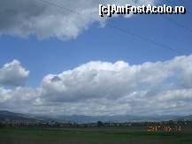 [P01] Vedere din Lunca Mureşului spre Cheile Râmerţului şi Piatra Craivei. Cheile Râmeţului sunt în partea dreaptă a fotografiei, deasupra anului, cel mai înalt vârf rotunjit. Piatra Craivei sunt puţin mai în stânga, în formă de triunghi. » foto by abbilbal*
 - 
<span class="allrVoted glyphicon glyphicon-heart hidden" id="av101100"></span>
<a class="m-l-10 hidden" id="sv101100" onclick="voting_Foto_DelVot(,101100,19281)" role="button">șterge vot <span class="glyphicon glyphicon-remove"></span></a>
<a id="v9101100" class=" c-red"  onclick="voting_Foto_SetVot(101100)" role="button"><span class="glyphicon glyphicon-heart-empty"></span> <b>LIKE</b> = Votează poza</a> <img class="hidden"  id="f101100W9" src="/imagini/loader.gif" border="0" /><span class="AjErrMes hidden" id="e101100ErM"></span>