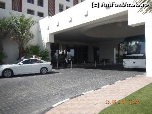 [P16] Intrarea in hotel, cu autocarul care ne asteapta.  » foto by rora
 - 
<span class="allrVoted glyphicon glyphicon-heart hidden" id="av665915"></span>
<a class="m-l-10 hidden" id="sv665915" onclick="voting_Foto_DelVot(,665915,19292)" role="button">șterge vot <span class="glyphicon glyphicon-remove"></span></a>
<a id="v9665915" class=" c-red"  onclick="voting_Foto_SetVot(665915)" role="button"><span class="glyphicon glyphicon-heart-empty"></span> <b>LIKE</b> = Votează poza</a> <img class="hidden"  id="f665915W9" src="/imagini/loader.gif" border="0" /><span class="AjErrMes hidden" id="e665915ErM"></span>
