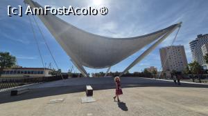 [P29] Ultimul loc in care ne-am oprit pentru fotografii a fost Domul convex, cunoscut si sub numele de „Vela venetiana”, o creatie simbolica legata de mare si de trecutul maritim al orasului. Forma sa dinamica, cu cablurile tensionate si cele 3 coloane principale de sustinere, evoca sentimentul de navigatie si libertate. Sub structura se afla un spatiu generos care serveste drept loc pentru evenimente, intalniri si evenimente culturale. Este un reper urban contemporan, care se incadreaza foarte bine in imaginea portului si se regaseste pe lista atractiilor turistice ale orasului Durres. » foto by geani anto
 - 
<span class="allrVoted glyphicon glyphicon-heart hidden" id="av1530844"></span>
<a class="m-l-10 hidden" id="sv1530844" onclick="voting_Foto_DelVot(,1530844,19306)" role="button">șterge vot <span class="glyphicon glyphicon-remove"></span></a>
<a id="v91530844" class=" c-red"  onclick="voting_Foto_SetVot(1530844)" role="button"><span class="glyphicon glyphicon-heart-empty"></span> <b>LIKE</b> = Votează poza</a> <img class="hidden"  id="f1530844W9" src="/imagini/loader.gif" border="0" /><span class="AjErrMes hidden" id="e1530844ErM"></span>