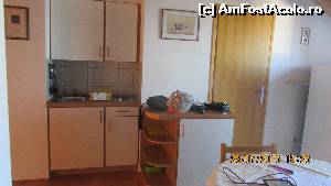 [P09] Zona de bucătărie şi uşa care desparte cele 2 apartamente » foto by crismis
 - 
<span class="allrVoted glyphicon glyphicon-heart hidden" id="av670550"></span>
<a class="m-l-10 hidden" id="sv670550" onclick="voting_Foto_DelVot(,670550,19365)" role="button">șterge vot <span class="glyphicon glyphicon-remove"></span></a>
<a id="v9670550" class=" c-red"  onclick="voting_Foto_SetVot(670550)" role="button"><span class="glyphicon glyphicon-heart-empty"></span> <b>LIKE</b> = Votează poza</a> <img class="hidden"  id="f670550W9" src="/imagini/loader.gif" border="0" /><span class="AjErrMes hidden" id="e670550ErM"></span>