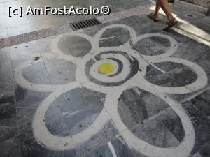 [P28] O floare pe marmura lucioasă din Samos town.  » foto by maryka
 - 
<span class="allrVoted glyphicon glyphicon-heart hidden" id="av917440"></span>
<a class="m-l-10 hidden" id="sv917440" onclick="voting_Foto_DelVot(,917440,19366)" role="button">șterge vot <span class="glyphicon glyphicon-remove"></span></a>
<a id="v9917440" class=" c-red"  onclick="voting_Foto_SetVot(917440)" role="button"><span class="glyphicon glyphicon-heart-empty"></span> <b>LIKE</b> = Votează poza</a> <img class="hidden"  id="f917440W9" src="/imagini/loader.gif" border="0" /><span class="AjErrMes hidden" id="e917440ErM"></span>