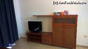 [P16] Living: Televizorul LCD a stat mai mult de mobilă. Pe dulap tronau cănile cadou » foto by Dabator
 - 
<span class="allrVoted glyphicon glyphicon-heart hidden" id="av672808"></span>
<a class="m-l-10 hidden" id="sv672808" onclick="voting_Foto_DelVot(,672808,19381)" role="button">șterge vot <span class="glyphicon glyphicon-remove"></span></a>
<a id="v9672808" class=" c-red"  onclick="voting_Foto_SetVot(672808)" role="button"><span class="glyphicon glyphicon-heart-empty"></span> <b>LIKE</b> = Votează poza</a> <img class="hidden"  id="f672808W9" src="/imagini/loader.gif" border="0" /><span class="AjErrMes hidden" id="e672808ErM"></span>