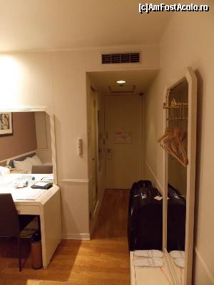[P10] Shin-Osaka, hotelul New Osaka, holul de acces în cameră » foto by mprofeanu
 - 
<span class="allrVoted glyphicon glyphicon-heart hidden" id="av674866"></span>
<a class="m-l-10 hidden" id="sv674866" onclick="voting_Foto_DelVot(,674866,19411)" role="button">șterge vot <span class="glyphicon glyphicon-remove"></span></a>
<a id="v9674866" class=" c-red"  onclick="voting_Foto_SetVot(674866)" role="button"><span class="glyphicon glyphicon-heart-empty"></span> <b>LIKE</b> = Votează poza</a> <img class="hidden"  id="f674866W9" src="/imagini/loader.gif" border="0" /><span class="AjErrMes hidden" id="e674866ErM"></span>