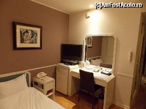 [P12] Shin-Osaka, hotelul New Osaka, o parte din dotări. Era mai bine la Tokyo. Nu are veioze si frigiderul este spatios dar cam invechit.  » foto by mprofeanu
 - 
<span class="allrVoted glyphicon glyphicon-heart hidden" id="av674873"></span>
<a class="m-l-10 hidden" id="sv674873" onclick="voting_Foto_DelVot(,674873,19411)" role="button">șterge vot <span class="glyphicon glyphicon-remove"></span></a>
<a id="v9674873" class=" c-red"  onclick="voting_Foto_SetVot(674873)" role="button"><span class="glyphicon glyphicon-heart-empty"></span> <b>LIKE</b> = Votează poza</a> <img class="hidden"  id="f674873W9" src="/imagini/loader.gif" border="0" /><span class="AjErrMes hidden" id="e674873ErM"></span>