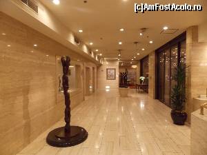 [P09] Shin-Osaka, hotelul New Osaka, recepția spre a doua intrare în hotel » foto by mprofeanu
 - 
<span class="allrVoted glyphicon glyphicon-heart hidden" id="av674865"></span>
<a class="m-l-10 hidden" id="sv674865" onclick="voting_Foto_DelVot(,674865,19411)" role="button">șterge vot <span class="glyphicon glyphicon-remove"></span></a>
<a id="v9674865" class=" c-red"  onclick="voting_Foto_SetVot(674865)" role="button"><span class="glyphicon glyphicon-heart-empty"></span> <b>LIKE</b> = Votează poza</a> <img class="hidden"  id="f674865W9" src="/imagini/loader.gif" border="0" /><span class="AjErrMes hidden" id="e674865ErM"></span>