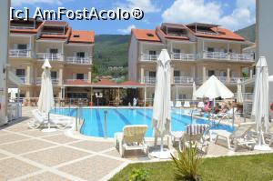 [P03] Terasa şi barul văzute de la poarta de intrare la Hotelul Elena din oraşul-staţiune Parga, Grecia.  » foto by traian.leuca †
 - 
<span class="allrVoted glyphicon glyphicon-heart hidden" id="av1067313"></span>
<a class="m-l-10 hidden" id="sv1067313" onclick="voting_Foto_DelVot(,1067313,19421)" role="button">șterge vot <span class="glyphicon glyphicon-remove"></span></a>
<a id="v91067313" class=" c-red"  onclick="voting_Foto_SetVot(1067313)" role="button"><span class="glyphicon glyphicon-heart-empty"></span> <b>LIKE</b> = Votează poza</a> <img class="hidden"  id="f1067313W9" src="/imagini/loader.gif" border="0" /><span class="AjErrMes hidden" id="e1067313ErM"></span>