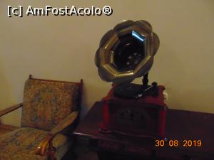 [P29] gramofon si un fotoliu cu o tapiterie deosebita » foto by Yolanda
 - 
<span class="allrVoted glyphicon glyphicon-heart hidden" id="av1114777"></span>
<a class="m-l-10 hidden" id="sv1114777" onclick="voting_Foto_DelVot(,1114777,19447)" role="button">șterge vot <span class="glyphicon glyphicon-remove"></span></a>
<a id="v91114777" class=" c-red"  onclick="voting_Foto_SetVot(1114777)" role="button"><span class="glyphicon glyphicon-heart-empty"></span> <b>LIKE</b> = Votează poza</a> <img class="hidden"  id="f1114777W9" src="/imagini/loader.gif" border="0" /><span class="AjErrMes hidden" id="e1114777ErM"></span>