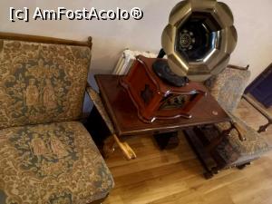 [P18] Un gramofon între două scaune cu o tapiterie deosebită » foto by gettyy
 - 
<span class="allrVoted glyphicon glyphicon-heart hidden" id="av1165256"></span>
<a class="m-l-10 hidden" id="sv1165256" onclick="voting_Foto_DelVot(,1165256,19447)" role="button">șterge vot <span class="glyphicon glyphicon-remove"></span></a>
<a id="v91165256" class=" c-red"  onclick="voting_Foto_SetVot(1165256)" role="button"><span class="glyphicon glyphicon-heart-empty"></span> <b>LIKE</b> = Votează poza</a> <img class="hidden"  id="f1165256W9" src="/imagini/loader.gif" border="0" /><span class="AjErrMes hidden" id="e1165256ErM"></span>