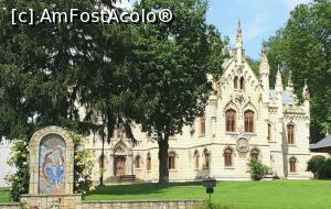 [P41] Castelul ale carui influente neogotice se regasesc in decoratiunile exterioare: turnulete, creneluri, rozetele, ogive la intrare, tamplaria de la usi si ferestre, precum si blazonul familiei Sturdza: un leu heraldic  cu o sabie si o ramura de maslin, crucea si sarpele precum si cavalerul medieval. » foto by geani anto
 - 
<span class="allrVoted glyphicon glyphicon-heart hidden" id="av1193527"></span>
<a class="m-l-10 hidden" id="sv1193527" onclick="voting_Foto_DelVot(,1193527,19447)" role="button">șterge vot <span class="glyphicon glyphicon-remove"></span></a>
<a id="v91193527" class=" c-red"  onclick="voting_Foto_SetVot(1193527)" role="button"><span class="glyphicon glyphicon-heart-empty"></span> <b>LIKE</b> = Votează poza</a> <img class="hidden"  id="f1193527W9" src="/imagini/loader.gif" border="0" /><span class="AjErrMes hidden" id="e1193527ErM"></span>