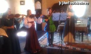 [P22] În această cameră am fost primiți de acești tineri interpretând la vioară cu muzică clasică. Castelul Orava, satul Oravski Podzamok, Slovacia.  » foto by traian.leuca †
 - 
<span class="allrVoted glyphicon glyphicon-heart hidden" id="av677834"></span>
<a class="m-l-10 hidden" id="sv677834" onclick="voting_Foto_DelVot(,677834,19455)" role="button">șterge vot <span class="glyphicon glyphicon-remove"></span></a>
<a id="v9677834" class=" c-red"  onclick="voting_Foto_SetVot(677834)" role="button"><span class="glyphicon glyphicon-heart-empty"></span> <b>LIKE</b> = Votează poza</a> <img class="hidden"  id="f677834W9" src="/imagini/loader.gif" border="0" /><span class="AjErrMes hidden" id="e677834ErM"></span>