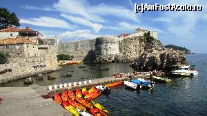 [P24] Vedere de pe terasa restaurantului Orhan; pontonul unde urma să ne bem berica şi cafeluţa; dincolo, zidurile cetăţii Dubrovnik » foto by crismis
 - 
<span class="allrVoted glyphicon glyphicon-heart hidden" id="av678014"></span>
<a class="m-l-10 hidden" id="sv678014" onclick="voting_Foto_DelVot(,678014,19459)" role="button">șterge vot <span class="glyphicon glyphicon-remove"></span></a>
<a id="v9678014" class=" c-red"  onclick="voting_Foto_SetVot(678014)" role="button"><span class="glyphicon glyphicon-heart-empty"></span> <b>LIKE</b> = Votează poza</a> <img class="hidden"  id="f678014W9" src="/imagini/loader.gif" border="0" /><span class="AjErrMes hidden" id="e678014ErM"></span>