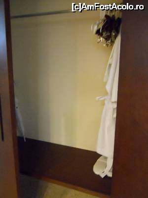 [P13] spatiul mare din dulap. halate din dotare. umbrela din dotare » foto by alle4295
 - 
<span class="allrVoted glyphicon glyphicon-heart hidden" id="av683892"></span>
<a class="m-l-10 hidden" id="sv683892" onclick="voting_Foto_DelVot(,683892,19528)" role="button">șterge vot <span class="glyphicon glyphicon-remove"></span></a>
<a id="v9683892" class=" c-red"  onclick="voting_Foto_SetVot(683892)" role="button"><span class="glyphicon glyphicon-heart-empty"></span> <b>LIKE</b> = Votează poza</a> <img class="hidden"  id="f683892W9" src="/imagini/loader.gif" border="0" /><span class="AjErrMes hidden" id="e683892ErM"></span>