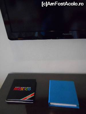 [P18] televizorul si un catalog cu ce ofera, reguli si altele si un ghid despre mexic si riviera maya » foto by alle4295
 - 
<span class="allrVoted glyphicon glyphicon-heart hidden" id="av683897"></span>
<a class="m-l-10 hidden" id="sv683897" onclick="voting_Foto_DelVot(,683897,19528)" role="button">șterge vot <span class="glyphicon glyphicon-remove"></span></a>
<a id="v9683897" class=" c-red"  onclick="voting_Foto_SetVot(683897)" role="button"><span class="glyphicon glyphicon-heart-empty"></span> <b>LIKE</b> = Votează poza</a> <img class="hidden"  id="f683897W9" src="/imagini/loader.gif" border="0" /><span class="AjErrMes hidden" id="e683897ErM"></span>