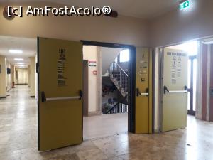 [P25] Corpul A, în zona recepției. Pe scări, în jos, la subsol, am mers 2 zile pentru micul dejun.  » foto by Aurici
 - 
<span class="allrVoted glyphicon glyphicon-heart hidden" id="av1084629"></span>
<a class="m-l-10 hidden" id="sv1084629" onclick="voting_Foto_DelVot(,1084629,19529)" role="button">șterge vot <span class="glyphicon glyphicon-remove"></span></a>
<a id="v91084629" class=" c-red"  onclick="voting_Foto_SetVot(1084629)" role="button"><span class="glyphicon glyphicon-heart-empty"></span> <b>LIKE</b> = Votează poza</a> <img class="hidden"  id="f1084629W9" src="/imagini/loader.gif" border="0" /><span class="AjErrMes hidden" id="e1084629ErM"></span>