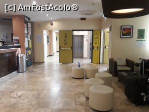 [P05] Recepția, spații mici de socializare față de capacitatea hostelului.  » foto by Aurici
 - 
<span class="allrVoted glyphicon glyphicon-heart hidden" id="av1084609"></span>
<a class="m-l-10 hidden" id="sv1084609" onclick="voting_Foto_DelVot(,1084609,19529)" role="button">șterge vot <span class="glyphicon glyphicon-remove"></span></a>
<a id="v91084609" class=" c-red"  onclick="voting_Foto_SetVot(1084609)" role="button"><span class="glyphicon glyphicon-heart-empty"></span> <b>LIKE</b> = Votează poza</a> <img class="hidden"  id="f1084609W9" src="/imagini/loader.gif" border="0" /><span class="AjErrMes hidden" id="e1084609ErM"></span>