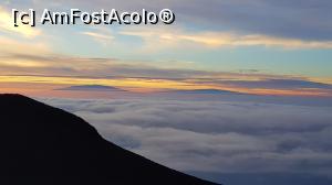 [P10] Dimineața, în zare se văd vârfurile vulcanilor Mauna Kea (4207m) și Mauna Loa din insula Mare » foto by C@t@
 - 
<span class="allrVoted glyphicon glyphicon-heart hidden" id="av1009456"></span>
<a class="m-l-10 hidden" id="sv1009456" onclick="voting_Foto_DelVot(,1009456,19555)" role="button">șterge vot <span class="glyphicon glyphicon-remove"></span></a>
<a id="v91009456" class=" c-red"  onclick="voting_Foto_SetVot(1009456)" role="button"><span class="glyphicon glyphicon-heart-empty"></span> <b>LIKE</b> = Votează poza</a> <img class="hidden"  id="f1009456W9" src="/imagini/loader.gif" border="0" /><span class="AjErrMes hidden" id="e1009456ErM"></span>
