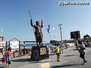 [P08] Mândrul Poseidon pe faleza din Altınkum » foto by irinad
 - 
<span class="allrVoted glyphicon glyphicon-heart hidden" id="av688932"></span>
<a class="m-l-10 hidden" id="sv688932" onclick="voting_Foto_DelVot(,688932,19603)" role="button">șterge vot <span class="glyphicon glyphicon-remove"></span></a>
<a id="v9688932" class=" c-red"  onclick="voting_Foto_SetVot(688932)" role="button"><span class="glyphicon glyphicon-heart-empty"></span> <b>LIKE</b> = Votează poza</a> <img class="hidden"  id="f688932W9" src="/imagini/loader.gif" border="0" /><span class="AjErrMes hidden" id="e688932ErM"></span>