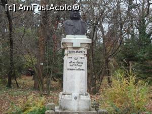 [P07] Bustul profesorului Dimitrie Brândză, întemeietorul Grădinii Botanice din București.  » foto by Floryn81
 - 
<span class="allrVoted glyphicon glyphicon-heart hidden" id="av832395"></span>
<a class="m-l-10 hidden" id="sv832395" onclick="voting_Foto_DelVot(,832395,19622)" role="button">șterge vot <span class="glyphicon glyphicon-remove"></span></a>
<a id="v9832395" class=" c-red"  onclick="voting_Foto_SetVot(832395)" role="button"><span class="glyphicon glyphicon-heart-empty"></span> <b>LIKE</b> = Votează poza</a> <img class="hidden"  id="f832395W9" src="/imagini/loader.gif" border="0" /><span class="AjErrMes hidden" id="e832395ErM"></span>