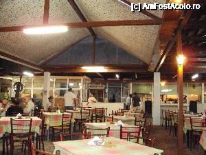 [P09] Taverna lui Kostas în prima seară - era prea devreme şi clientela fidelă încă nu apăruse.  » foto by Carmen Ion
 - 
<span class="allrVoted glyphicon glyphicon-heart hidden" id="av690840"></span>
<a class="m-l-10 hidden" id="sv690840" onclick="voting_Foto_DelVot(,690840,19636)" role="button">șterge vot <span class="glyphicon glyphicon-remove"></span></a>
<a id="v9690840" class=" c-red"  onclick="voting_Foto_SetVot(690840)" role="button"><span class="glyphicon glyphicon-heart-empty"></span> <b>LIKE</b> = Votează poza</a> <img class="hidden"  id="f690840W9" src="/imagini/loader.gif" border="0" /><span class="AjErrMes hidden" id="e690840ErM"></span>