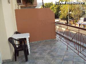 [P19] Balconul imens, cu masă şi scaune din plastic.  » foto by Carmen Ion
 - 
<span class="allrVoted glyphicon glyphicon-heart hidden" id="av690968"></span>
<a class="m-l-10 hidden" id="sv690968" onclick="voting_Foto_DelVot(,690968,19637)" role="button">șterge vot <span class="glyphicon glyphicon-remove"></span></a>
<a id="v9690968" class=" c-red"  onclick="voting_Foto_SetVot(690968)" role="button"><span class="glyphicon glyphicon-heart-empty"></span> <b>LIKE</b> = Votează poza</a> <img class="hidden"  id="f690968W9" src="/imagini/loader.gif" border="0" /><span class="AjErrMes hidden" id="e690968ErM"></span>
