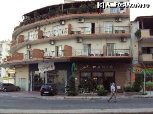 [P02] Clădirea semicirculară a Paris Hotel.  » foto by Carmen Ion
 - 
<span class="allrVoted glyphicon glyphicon-heart hidden" id="av690951"></span>
<a class="m-l-10 hidden" id="sv690951" onclick="voting_Foto_DelVot(,690951,19637)" role="button">șterge vot <span class="glyphicon glyphicon-remove"></span></a>
<a id="v9690951" class=" c-red"  onclick="voting_Foto_SetVot(690951)" role="button"><span class="glyphicon glyphicon-heart-empty"></span> <b>LIKE</b> = Votează poza</a> <img class="hidden"  id="f690951W9" src="/imagini/loader.gif" border="0" /><span class="AjErrMes hidden" id="e690951ErM"></span>