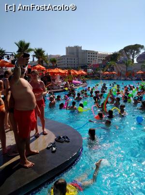 [P04] animatia pentru copii de la una din piscine. Sînt 4 piscine.  » foto by belcea corinel
 - 
<span class="allrVoted glyphicon glyphicon-heart hidden" id="av914743"></span>
<a class="m-l-10 hidden" id="sv914743" onclick="voting_Foto_DelVot(,914743,19659)" role="button">șterge vot <span class="glyphicon glyphicon-remove"></span></a>
<a id="v9914743" class=" c-red"  onclick="voting_Foto_SetVot(914743)" role="button"><span class="glyphicon glyphicon-heart-empty"></span> <b>LIKE</b> = Votează poza</a> <img class="hidden"  id="f914743W9" src="/imagini/loader.gif" border="0" /><span class="AjErrMes hidden" id="e914743ErM"></span>