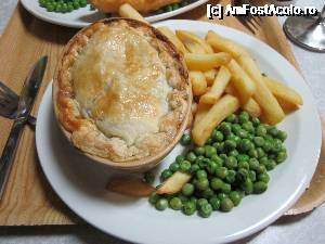 [P12] Beef pie servită cu garnitură.  » foto by ariciu*
 - 
<span class="allrVoted glyphicon glyphicon-heart hidden" id="av692488"></span>
<a class="m-l-10 hidden" id="sv692488" onclick="voting_Foto_DelVot(,692488,19669)" role="button">șterge vot <span class="glyphicon glyphicon-remove"></span></a>
<a id="v9692488" class=" c-red"  onclick="voting_Foto_SetVot(692488)" role="button"><span class="glyphicon glyphicon-heart-empty"></span> <b>LIKE</b> = Votează poza</a> <img class="hidden"  id="f692488W9" src="/imagini/loader.gif" border="0" /><span class="AjErrMes hidden" id="e692488ErM"></span>