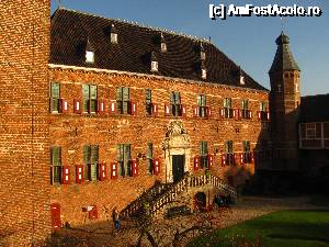 [P14] Huis Bergh. Curtea din fata castelului » foto by Radu Tudoran
 - 
<span class="allrVoted glyphicon glyphicon-heart hidden" id="av693641"></span>
<a class="m-l-10 hidden" id="sv693641" onclick="voting_Foto_DelVot(,693641,19676)" role="button">șterge vot <span class="glyphicon glyphicon-remove"></span></a>
<a id="v9693641" class=" c-red"  onclick="voting_Foto_SetVot(693641)" role="button"><span class="glyphicon glyphicon-heart-empty"></span> <b>LIKE</b> = Votează poza</a> <img class="hidden"  id="f693641W9" src="/imagini/loader.gif" border="0" /><span class="AjErrMes hidden" id="e693641ErM"></span>
