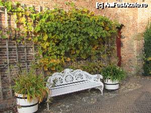 [P18] Huis Bergh. In curtea interioara » foto by Radu Tudoran
 - 
<span class="allrVoted glyphicon glyphicon-heart hidden" id="av693645"></span>
<a class="m-l-10 hidden" id="sv693645" onclick="voting_Foto_DelVot(,693645,19676)" role="button">șterge vot <span class="glyphicon glyphicon-remove"></span></a>
<a id="v9693645" class=" c-red"  onclick="voting_Foto_SetVot(693645)" role="button"><span class="glyphicon glyphicon-heart-empty"></span> <b>LIKE</b> = Votează poza</a> <img class="hidden"  id="f693645W9" src="/imagini/loader.gif" border="0" /><span class="AjErrMes hidden" id="e693645ErM"></span>