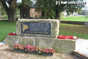 [P03] Monumentul ridicat langa Biserica reformata (veche) si dedicat eroilor care au luptat si mai ales celor care au murit in luptele din sept. 1944.  » foto by Radu Tudoran
 - 
<span class="allrVoted glyphicon glyphicon-heart hidden" id="av693630"></span>
<a class="m-l-10 hidden" id="sv693630" onclick="voting_Foto_DelVot(,693630,19676)" role="button">șterge vot <span class="glyphicon glyphicon-remove"></span></a>
<a id="v9693630" class=" c-red"  onclick="voting_Foto_SetVot(693630)" role="button"><span class="glyphicon glyphicon-heart-empty"></span> <b>LIKE</b> = Votează poza</a> <img class="hidden"  id="f693630W9" src="/imagini/loader.gif" border="0" /><span class="AjErrMes hidden" id="e693630ErM"></span>