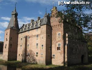 [P04] Inainte de a intra in castel m-am strecurat printre copaci, precum o iscoada, pana aproape de santul de aparare, dar nu cu ganduri rele, ci dorind sa imortalizez castelul Doorwerth din cat mai multe pozitii » foto by Radu Tudoran
 - 
<span class="allrVoted glyphicon glyphicon-heart hidden" id="av693631"></span>
<a class="m-l-10 hidden" id="sv693631" onclick="voting_Foto_DelVot(,693631,19676)" role="button">șterge vot <span class="glyphicon glyphicon-remove"></span></a>
<a id="v9693631" class=" c-red"  onclick="voting_Foto_SetVot(693631)" role="button"><span class="glyphicon glyphicon-heart-empty"></span> <b>LIKE</b> = Votează poza</a> <img class="hidden"  id="f693631W9" src="/imagini/loader.gif" border="0" /><span class="AjErrMes hidden" id="e693631ErM"></span>