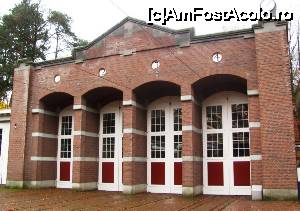 [P21] Aceasta este de fapt replica depoului de tramvaie din Arnhem, care in septembrie 1944 a fost complet distrus de bombe in timpul Bataliei de la Arnhem. Dupa razboi, tramvaiele au fost inlocuite de troleibuze, iar liniile scoase de pe strazi. Depoul actual este functional, el ocupandu-se de intretinerea si repararea tramvaiului din muzeu.  » foto by Radu Tudoran
 - 
<span class="allrVoted glyphicon glyphicon-heart hidden" id="av698349"></span>
<a class="m-l-10 hidden" id="sv698349" onclick="voting_Foto_DelVot(,698349,19676)" role="button">șterge vot <span class="glyphicon glyphicon-remove"></span></a>
<a id="v9698349" class=" c-red"  onclick="voting_Foto_SetVot(698349)" role="button"><span class="glyphicon glyphicon-heart-empty"></span> <b>LIKE</b> = Votează poza</a> <img class="hidden"  id="f698349W9" src="/imagini/loader.gif" border="0" /><span class="AjErrMes hidden" id="e698349ErM"></span>