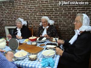 [P23] Demonstratie practica la usa muzeului, doamnele coc gofre autentice » foto by mireille
 - 
<span class="allrVoted glyphicon glyphicon-heart hidden" id="av610781"></span>
<a class="m-l-10 hidden" id="sv610781" onclick="voting_Foto_DelVot(,610781,19677)" role="button">șterge vot <span class="glyphicon glyphicon-remove"></span></a>
<a id="v9610781" class=" c-red"  onclick="voting_Foto_SetVot(610781)" role="button"><span class="glyphicon glyphicon-heart-empty"></span> <b>LIKE</b> = Votează poza</a> <img class="hidden"  id="f610781W9" src="/imagini/loader.gif" border="0" /><span class="AjErrMes hidden" id="e610781ErM"></span>