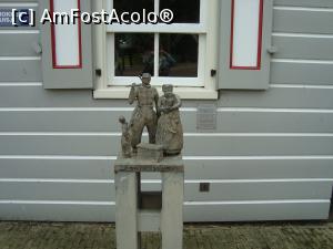 [P08] O statuie simbol care prezinta tragedia unei familii care trebuie să păraseasca insula de care erau foarte atasati.  » foto by mireille
 - 
<span class="allrVoted glyphicon glyphicon-heart hidden" id="av929617"></span>
<a class="m-l-10 hidden" id="sv929617" onclick="voting_Foto_DelVot(,929617,19677)" role="button">șterge vot <span class="glyphicon glyphicon-remove"></span></a>
<a id="v9929617" class=" c-red"  onclick="voting_Foto_SetVot(929617)" role="button"><span class="glyphicon glyphicon-heart-empty"></span> <b>LIKE</b> = Votează poza</a> <img class="hidden"  id="f929617W9" src="/imagini/loader.gif" border="0" /><span class="AjErrMes hidden" id="e929617ErM"></span>