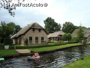 [P07] Copiii localnicilor au înlocuit mingea cu colacul pe canal... nu e nici țipenie de părinte.  » foto by mireille
 - 
<span class="allrVoted glyphicon glyphicon-heart hidden" id="av931062"></span>
<a class="m-l-10 hidden" id="sv931062" onclick="voting_Foto_DelVot(,931062,19677)" role="button">șterge vot <span class="glyphicon glyphicon-remove"></span></a>
<a id="v9931062" class=" c-red"  onclick="voting_Foto_SetVot(931062)" role="button"><span class="glyphicon glyphicon-heart-empty"></span> <b>LIKE</b> = Votează poza</a> <img class="hidden"  id="f931062W9" src="/imagini/loader.gif" border="0" /><span class="AjErrMes hidden" id="e931062ErM"></span>